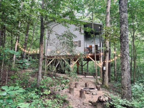 Peaceful Hideaway Treehouse near Little River Canyon